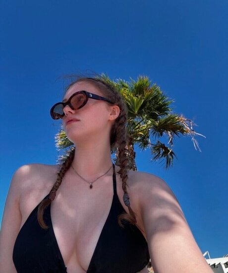 Yana Clare nude pornstar gallery