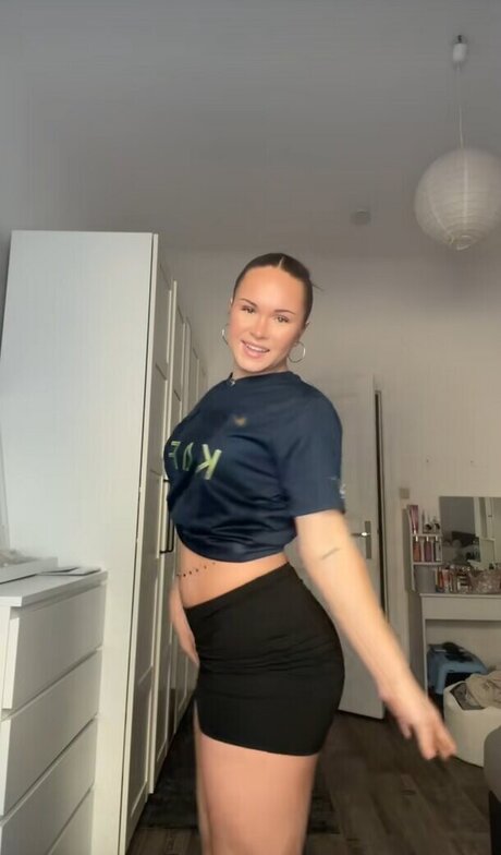 aileen slf nude actress pic