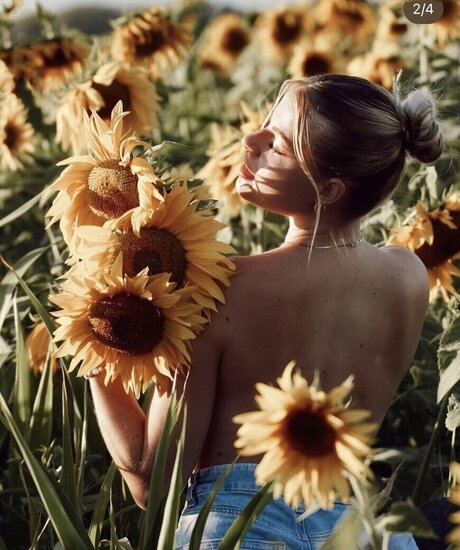 lesbian kissing onlyfans adult pics