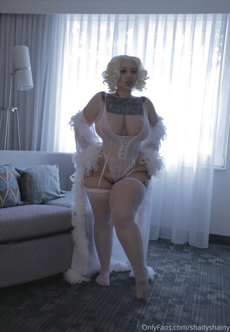 Shainarae model top pictures