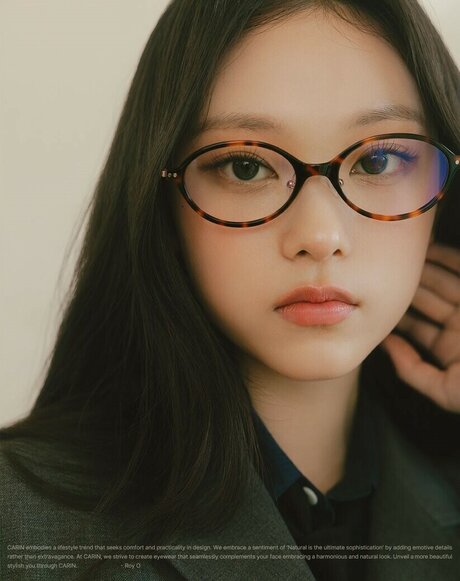 Haerin beautiful model pics