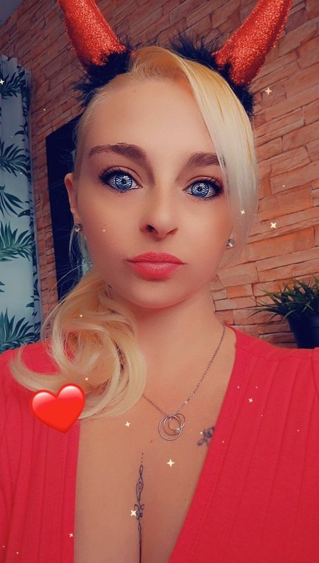 Curvy phycho model high quality pics