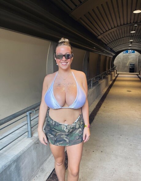 Jacklyn Roper hd model photo