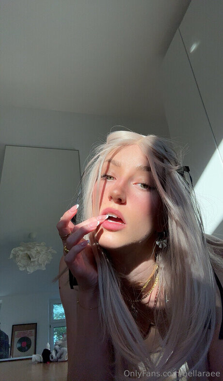 Bellaraee model pornographic picture