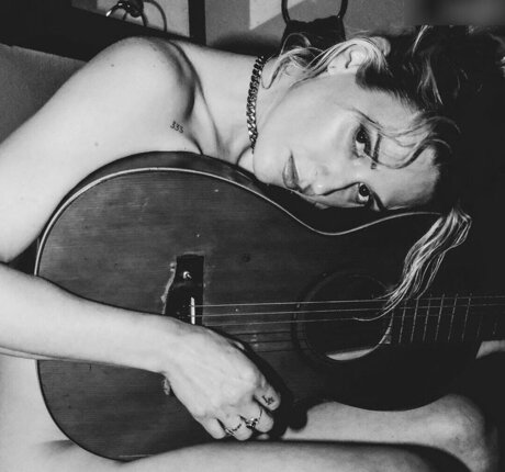 Emily Armstrong model naked img