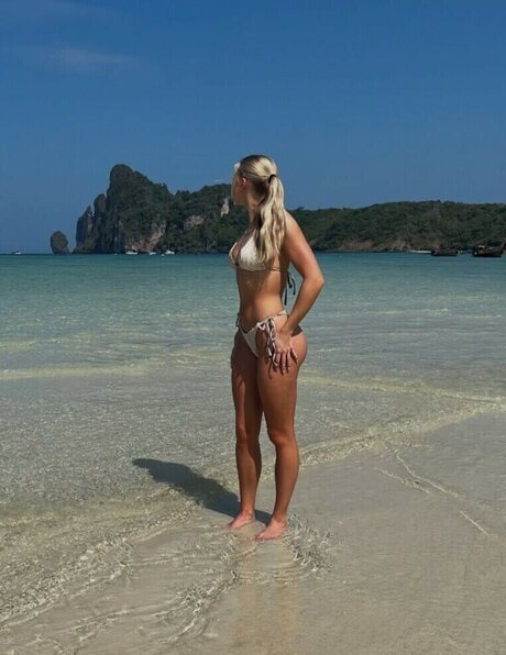 Ellie Maack model nice img