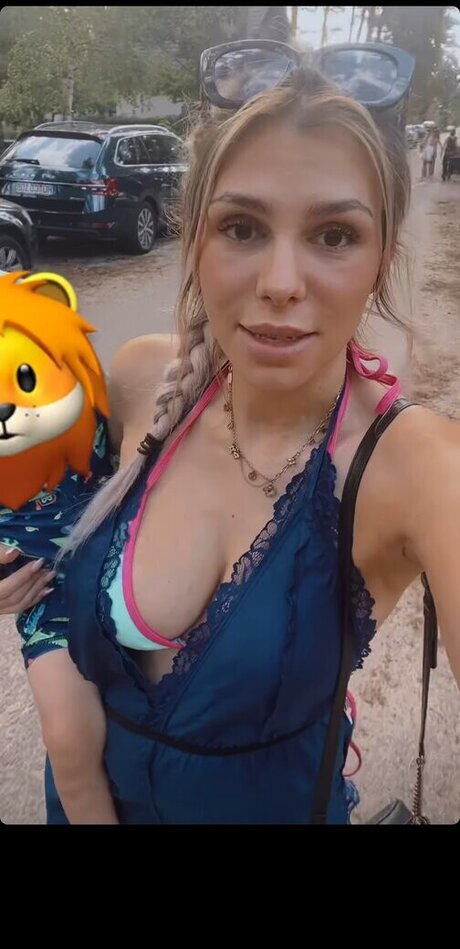 female influencer onlyfans naked pictures