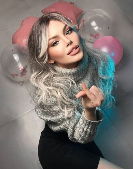 Lizzie Whistle model free photo