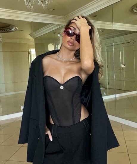 Pia Mia Perez model hot images