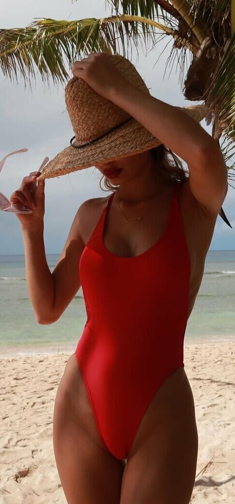 Pia Mia Perez art star picture