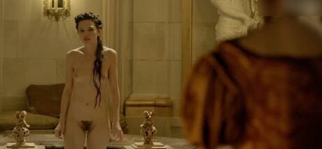 Versailles Fernsehserie_ naked model image