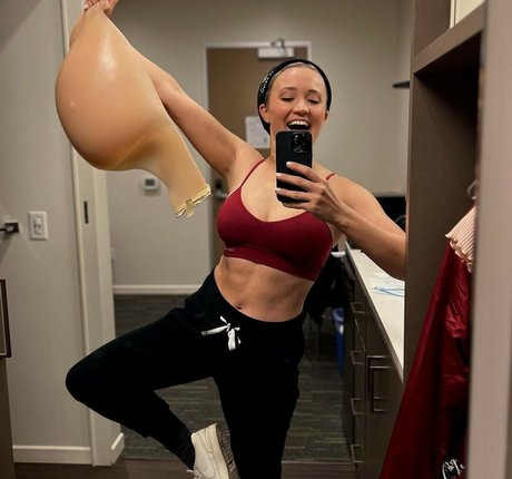 Emily Osment pornstar perfect pictures