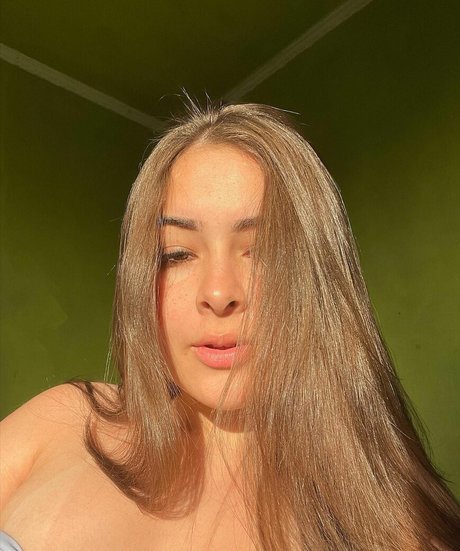 Rere Schneider hot actress picture