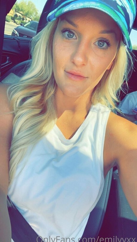emilyyxx model porn pictures