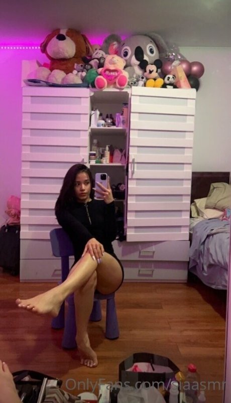 Sia ASMR model sexy img