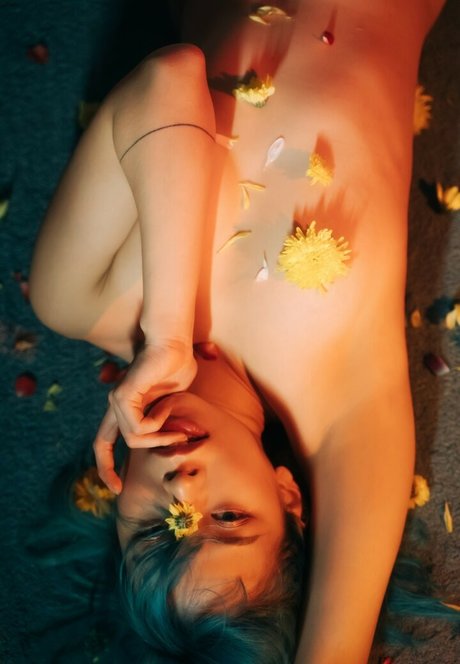 Kuromelo model nude pics