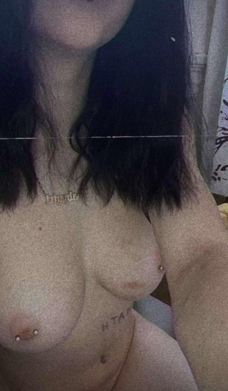 Radianttoilet sexy actress pic