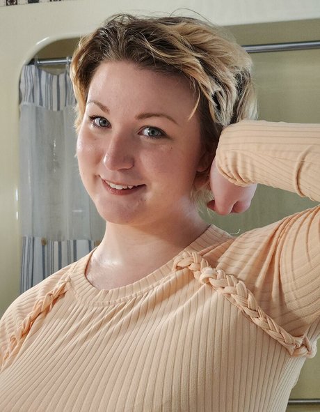 HoneyThorne naked model picture