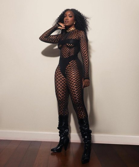 Izza Cantora hot actress pictures