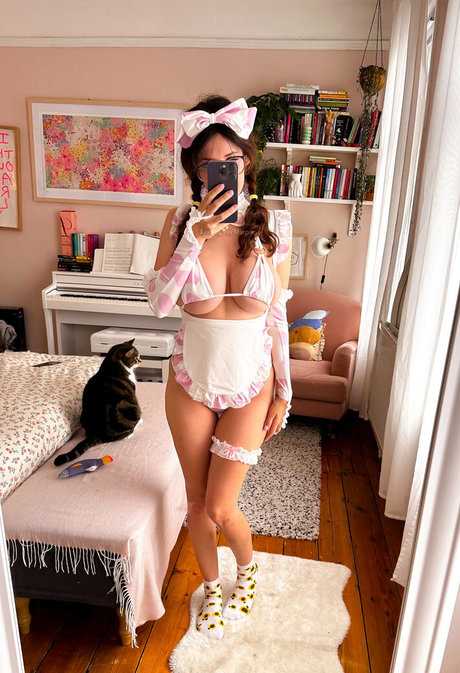 Shy Charlotte star sexy pic