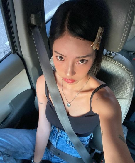 Jeon Jisu naked model image