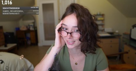 Holls8 pornstar nude pic