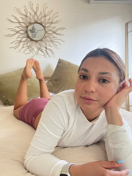 Legs on Lola star erotic pic