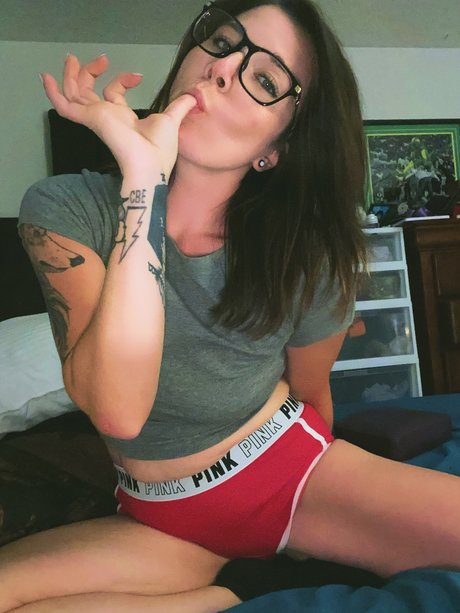 Little Paws pretty pornstar img