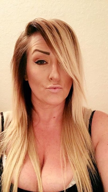 Lindsay Dare model exclusive galleries