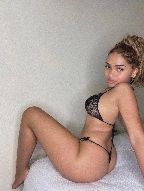 Lina Mosquera nude model photo