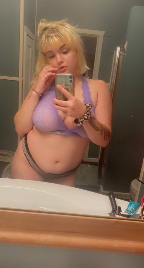 LilQbee pornographic actress pic