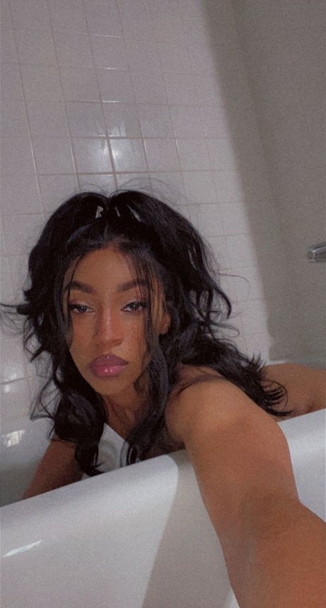 AmiraBabyyy model exclusive picture