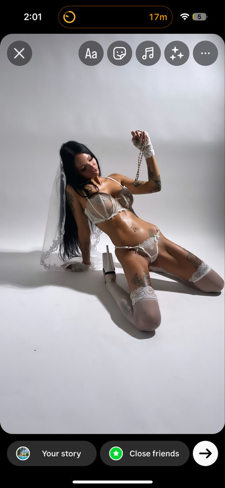 Loney model sexy picture