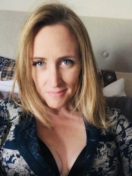 Mara Cox star erotic archive