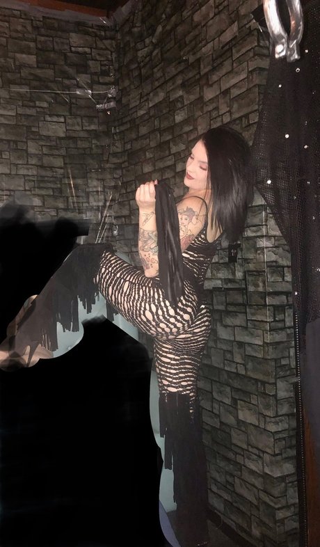 _Malani RedJeep Alert_ nude model picture