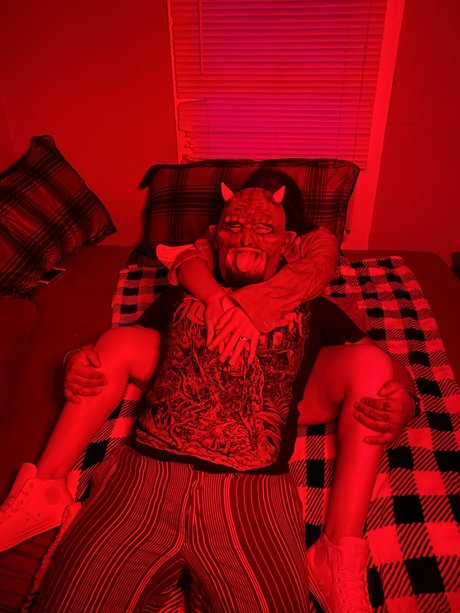 MaskedDiablo model pornographic pics