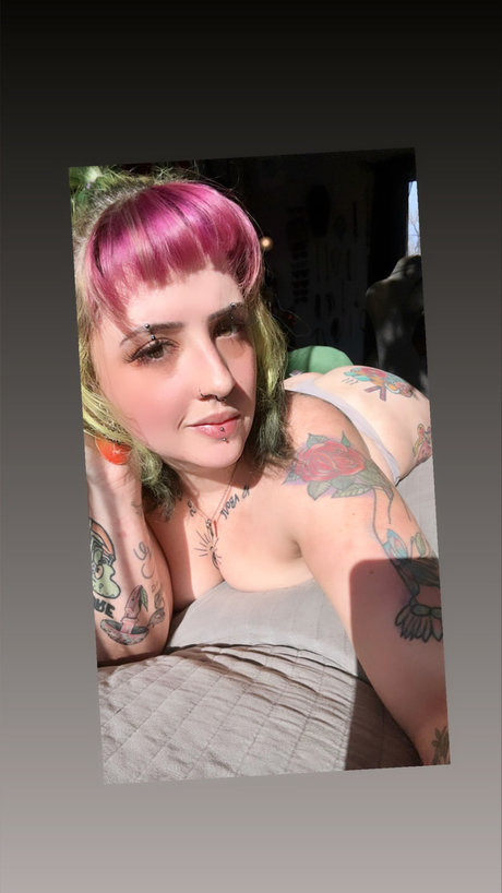 Miiss Triixie free sex model pictures