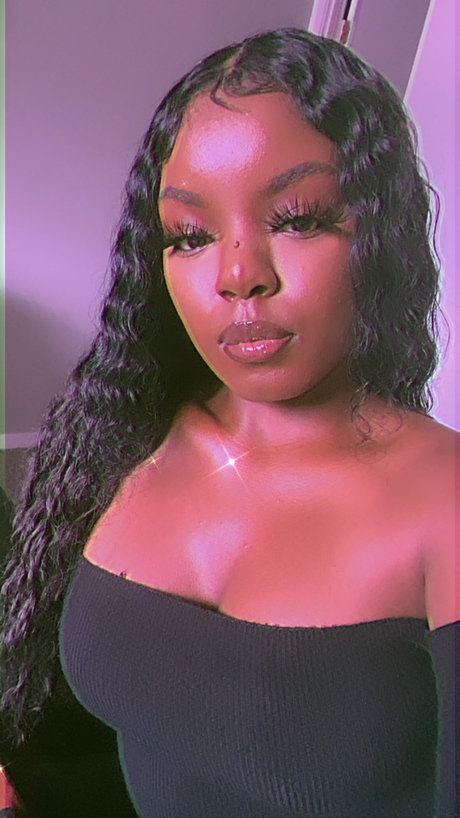 FayesxWrld art model pic