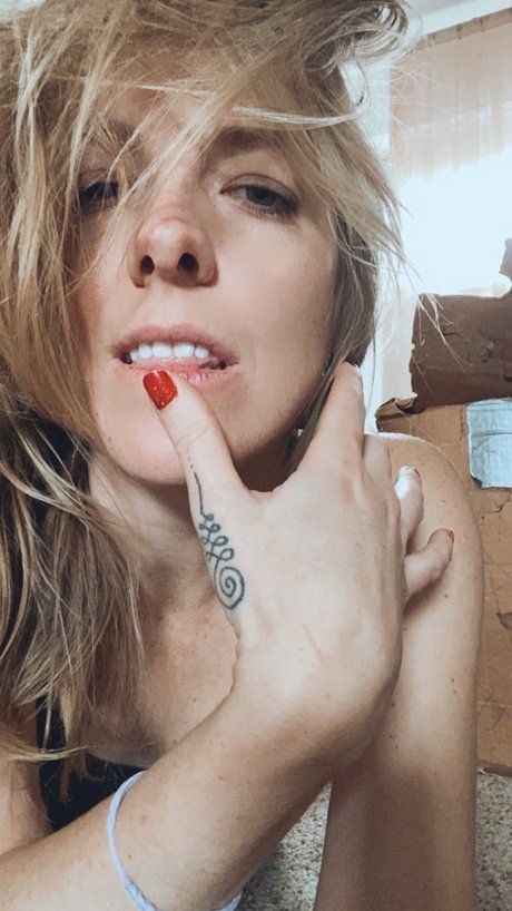 Hunnny adult model pictures