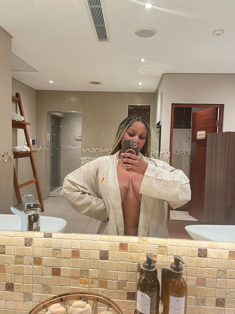 MrsWhite erotic model photos