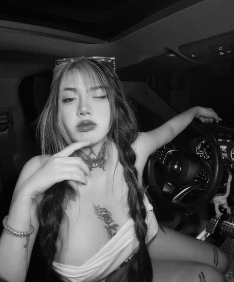 ellekampong model image