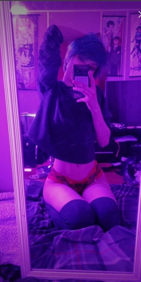 ittybittyloli model naked img