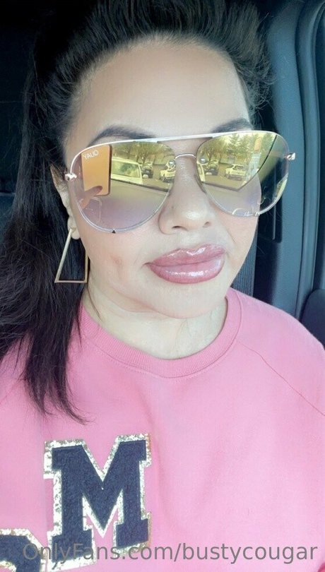 bustycougar nude actress pic