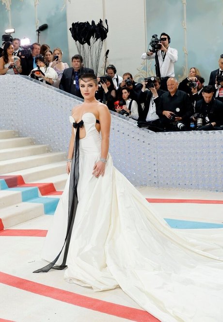 Florence Pugh model sexy images