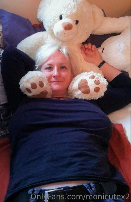 monicutex2 model free img