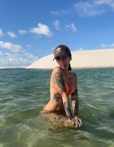 Caputile model nude images