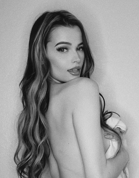 SleepyxxxSarah sexy model archive