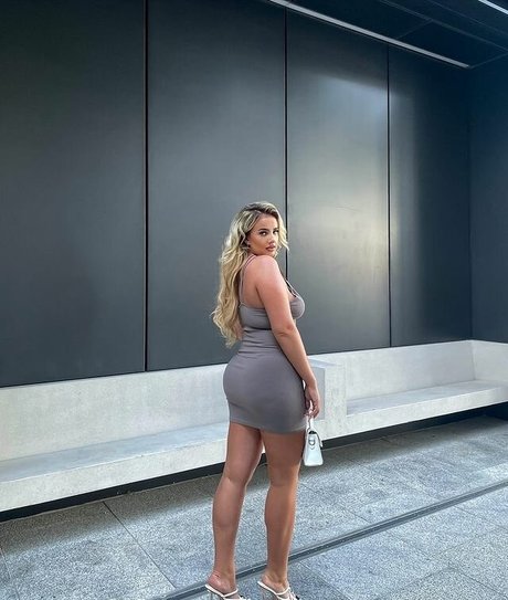 LAURA GOLD nude model picture