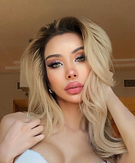 Pinky Fox model naked pic