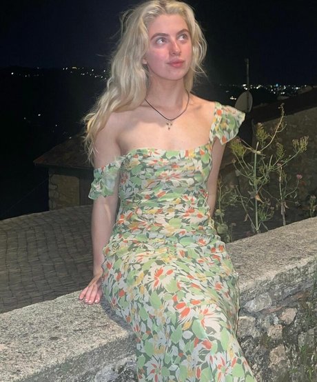 Anais Gallagher pretty pornstar picture